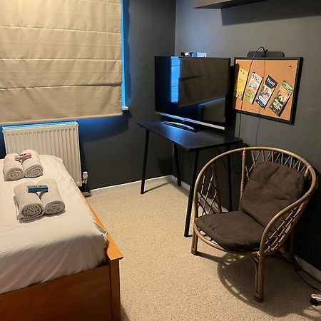 Stylish Double Room In Shared Apartment In Oxfordshire ภายนอก รูปภาพ